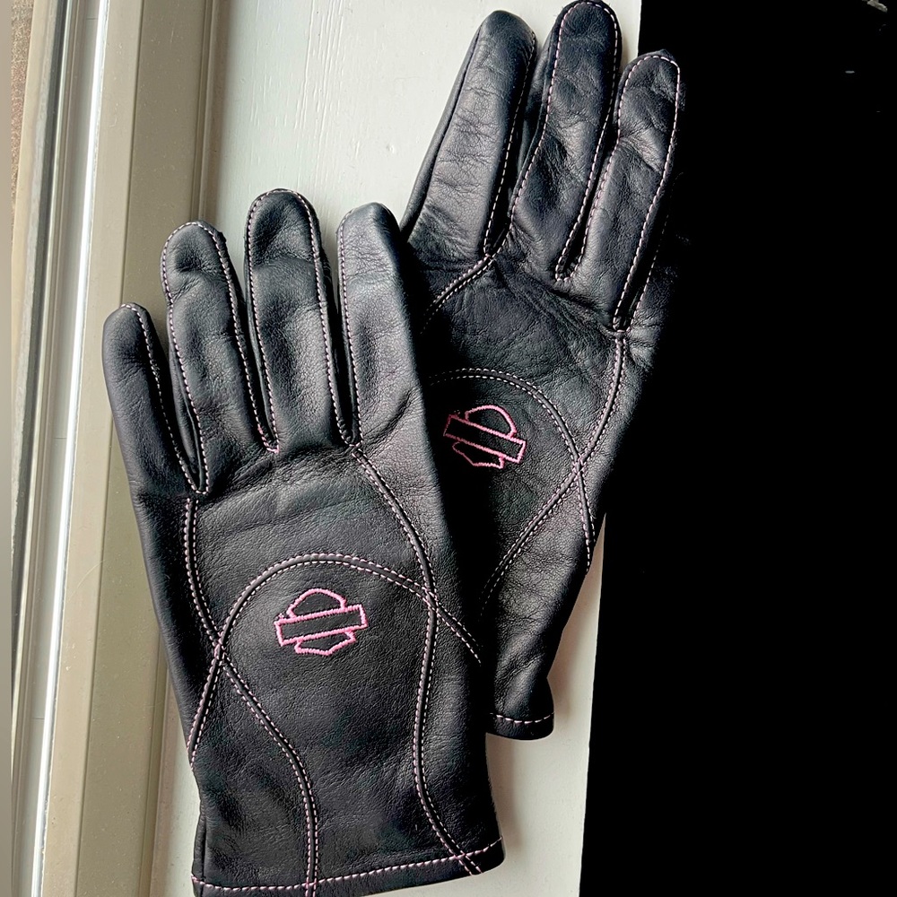 Harley Davidson women’s full leather gloves!  Soft and warm and like new.
